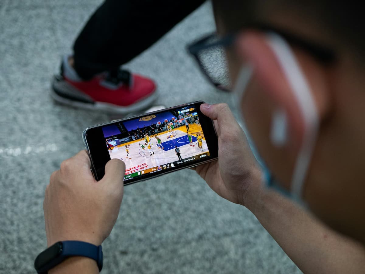mobile-sports-viewing-smartphone-basketball.jpg.jpg
