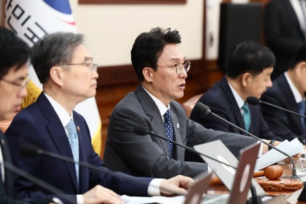 South Korean Prime Minister Kim Min-seok (center).