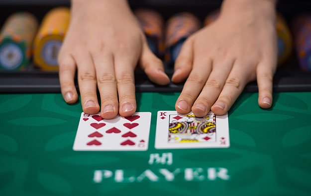 baccarat-table-casino-w.jpg