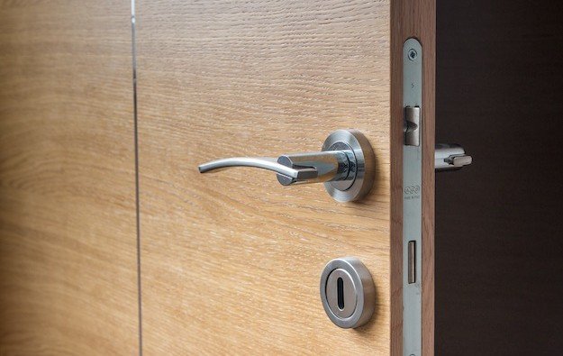 Hotel-room-door-e1676513389990.jpg