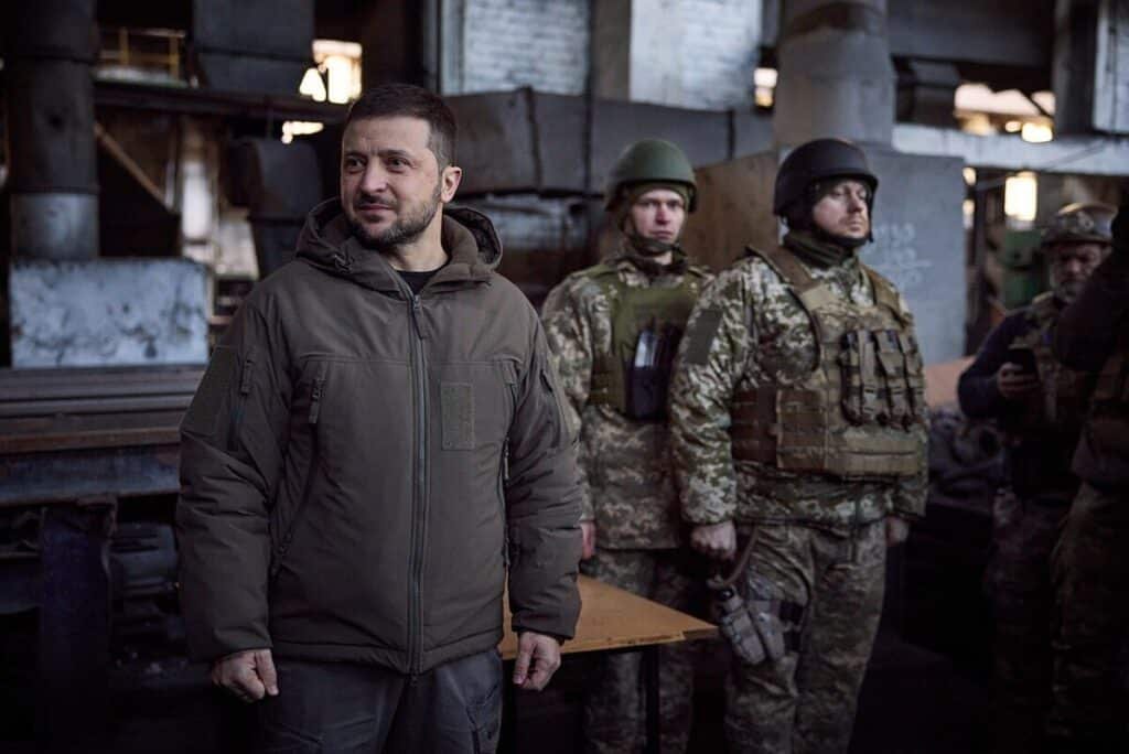 Ukrainian President Volodymyr Zelensky (left) with members of the Armed Forces of Ukraine.