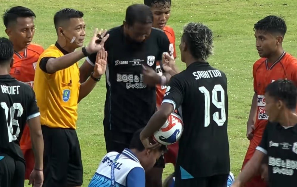Two Indonesian Liga Nusantara league soccer teams in action last season.