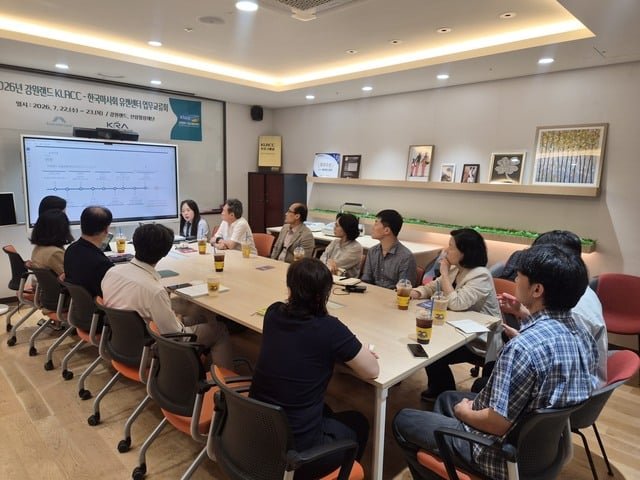 Officials from the casino operator Kangwon Land meet Korea Racing Authority executives at a meeting at the Hi Healing One center last week.