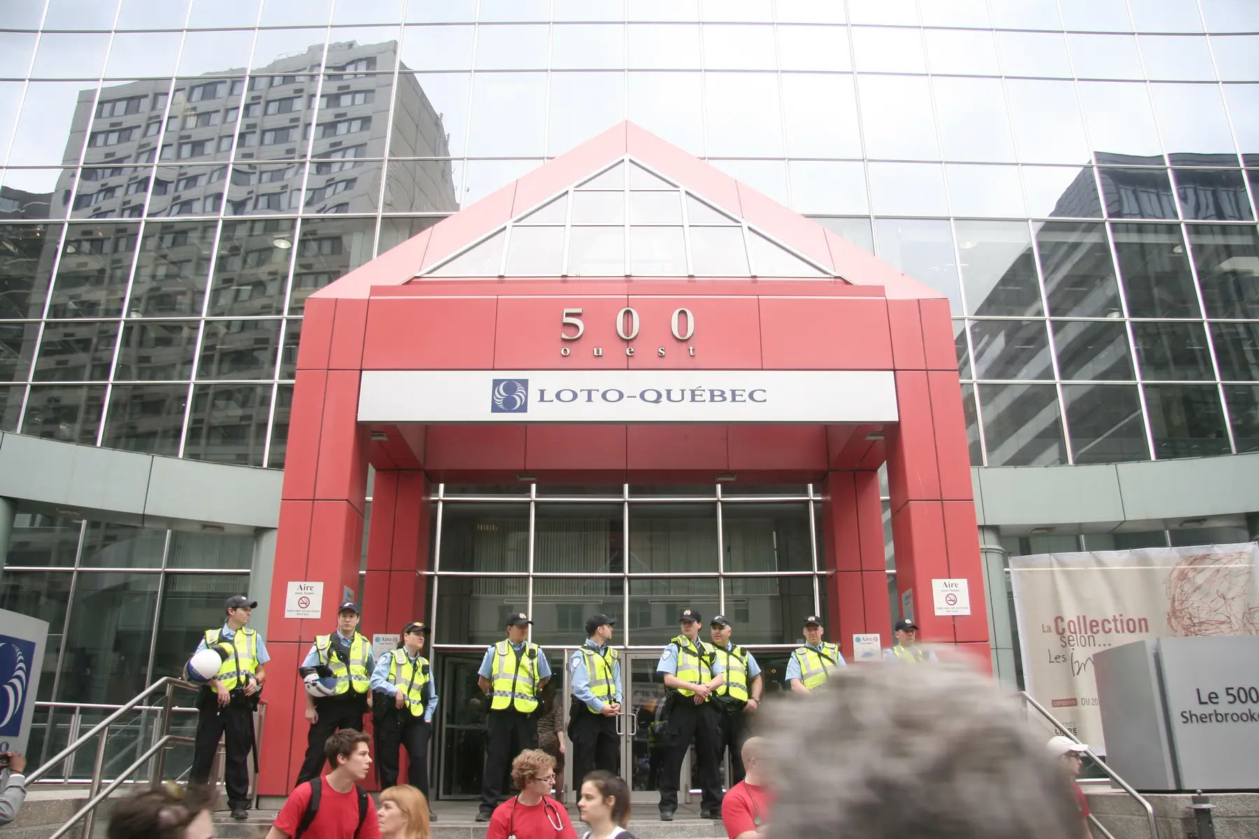 The entrance of the Loto-Québec headquarters building with the organization's logo on the facade.